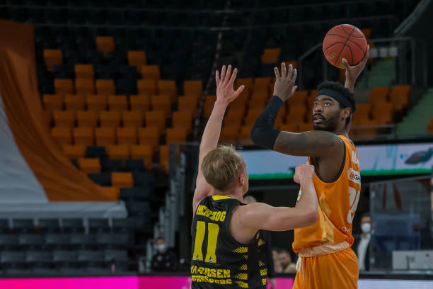 身兼数职 身兼数职